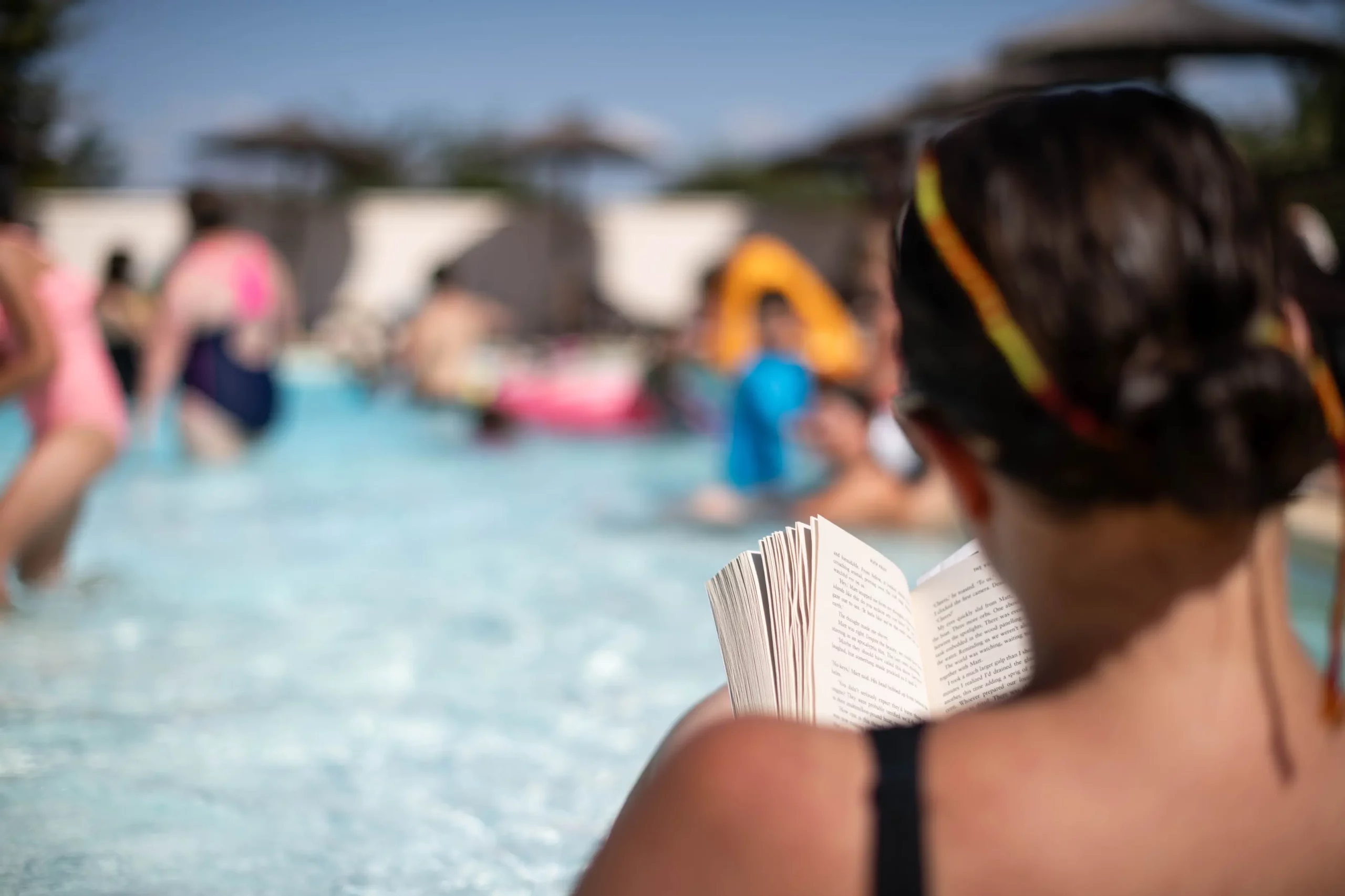 Pause Piscine et lecture au Camping de l'étang Brissac