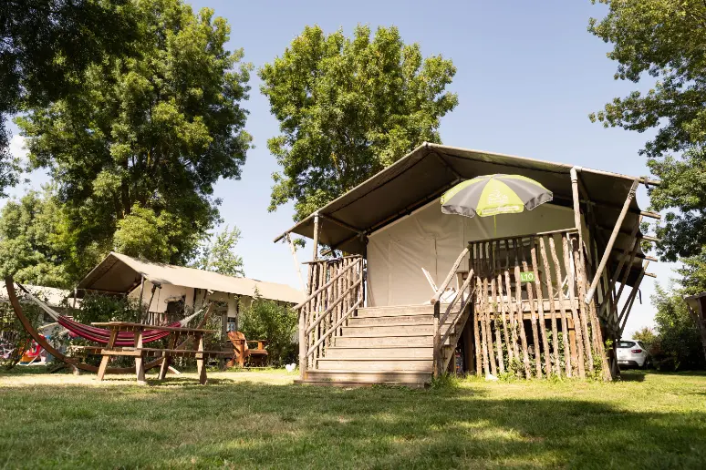 Tente Insolite Premium Safari, Extérieur ensoleillé, Camping de l'étang brissac