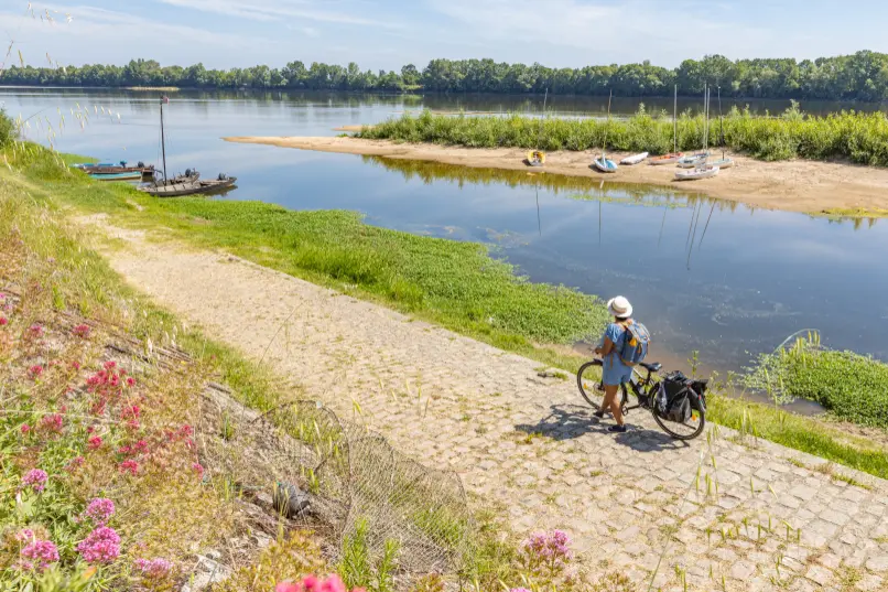 Velo_bords_de_Loire-AnjouTourisme