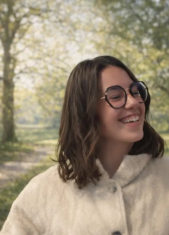 camping-etang-brissac-equipe-accueil-nature Membre de l’équipe du camping de l’Étang à Brissac en balade dans un cadre naturel