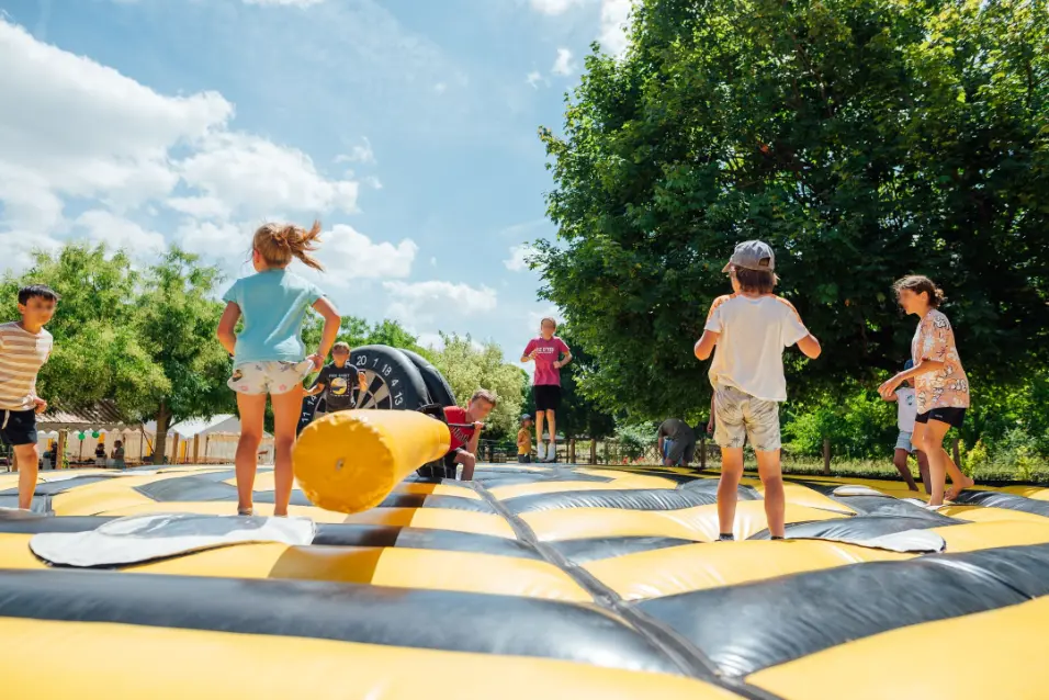 Jeux pour enfants et grande balançoires - Parc de Loisirs de l'étang